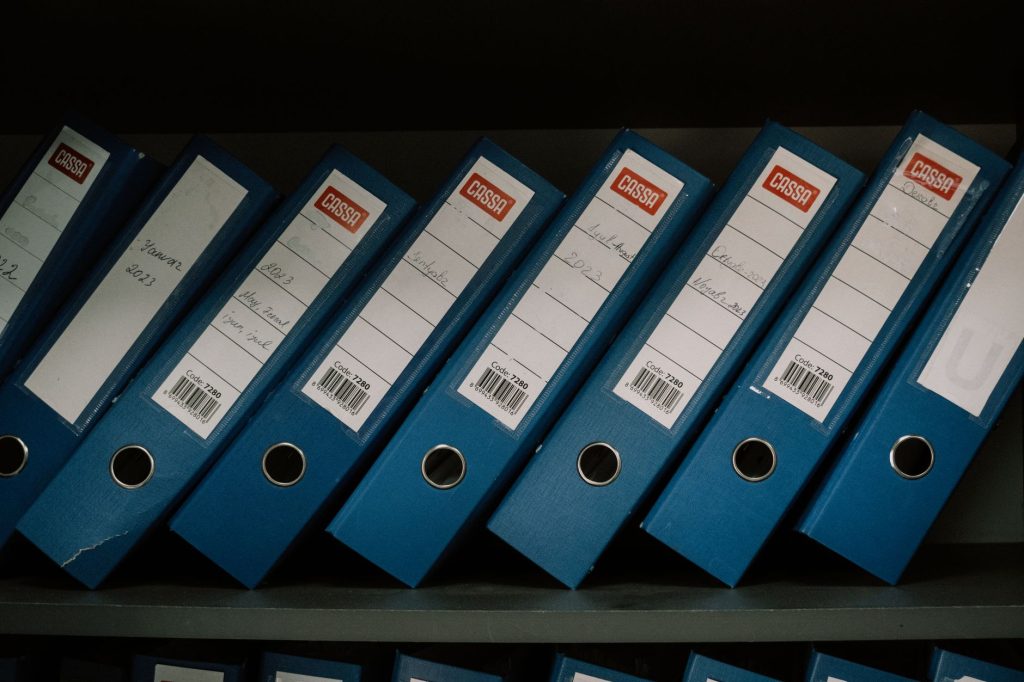 Rendezett irattári dossziék a polcokon